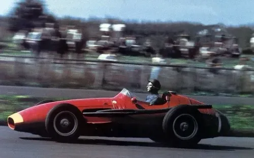 Juan Manuel Fangio manejando su Maserati (GETTY)