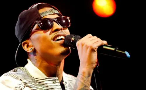 August Alsina, en un escenario, brindando un concierto.