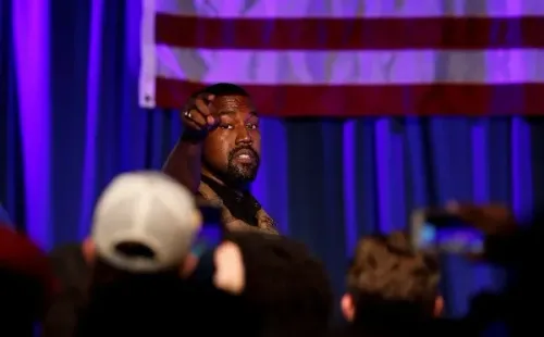 Kanye West brindando el discurso como candidato a presidente de USA.