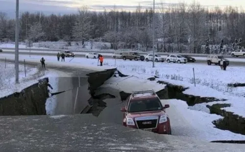 La ruptura de una de las carreteras de Alaska tras el sismo.