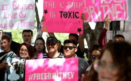 Fans piden que la Justicia libere a Britney Spears de la tutela de su padre.