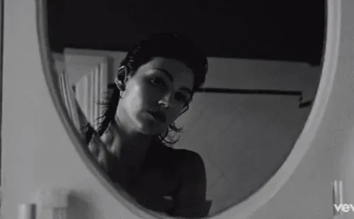 Úrsula Corberó siendo filmada en su casa por su pareja el Chino Darín.