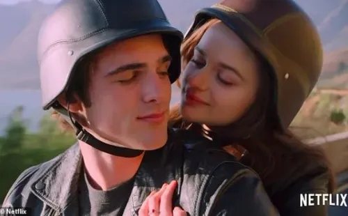 Jacob Elordi y Joey King, actuando en ‘El Stand de los Besos’. Foto: Netflix