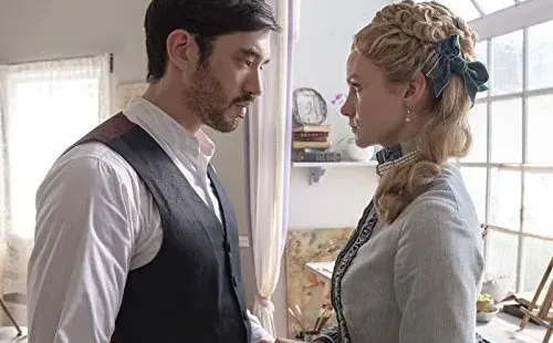 Andrew Koji y Joanna Vanderham en Warrior (IMDB)