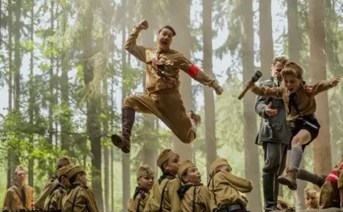 Sam Rockwell, Taika Waititi y Roman Griffin Davis en Jojo Rabbit