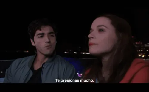 ‘Marco’ no tiene la guitarra; mientras que en la playa sí.