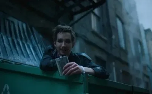 Robert Sheehan como Klaus Hargreeves en The Umbrella Academy