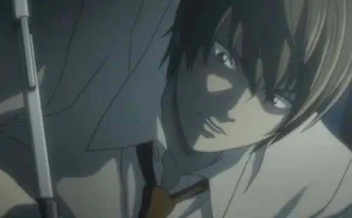 Light Yagami escribiendo en su libreta de la muerte.