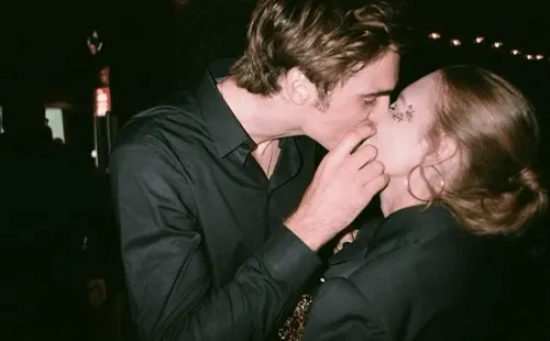 Jacob Elordi besando a Kaia Gerber