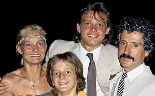 Luis Miguel, cuando era joven, con su familia.