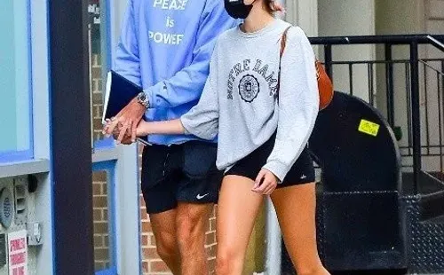Jacob Elordi y Kaia Gerber, paseando tomados de la mano.