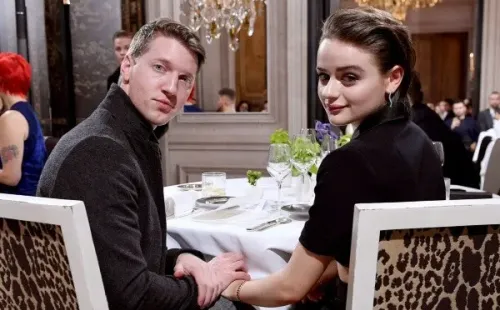 Steven Piet y Joey King, juntos en pareja.