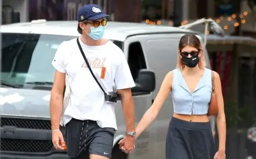 Jacob Elordi y Kaia Gerber, tomados de la mano.