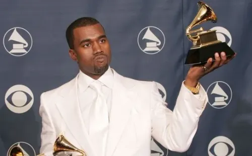Kanye West, con uno de los Premios Grammy que ganó.