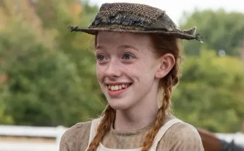 Amybeth Mcnulty, interpretando a ‘Anne’ en la serie ‘Anne with an E’. Foto: CBC