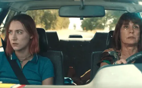 Lady Bird (Saoirse Ronan) con su madre (Laurie Metcalf).