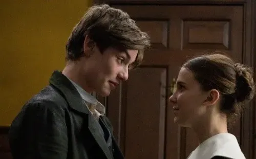 Louis Partridge y Millie Bobby Brown