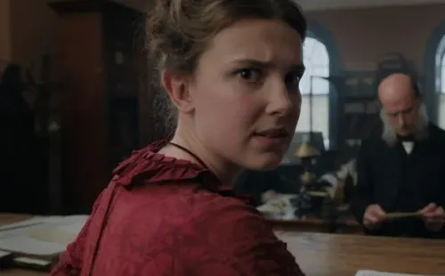 Millie Bobby Brown como Enola Holmes