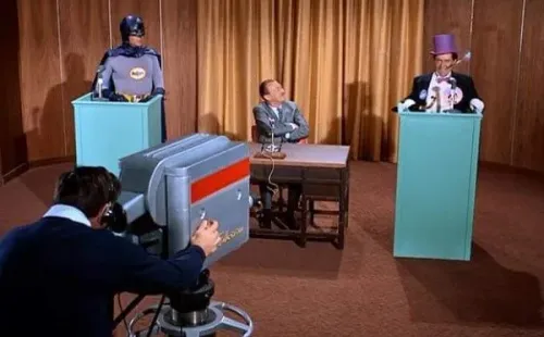 Batman y el Pinguino debate Trump Biden