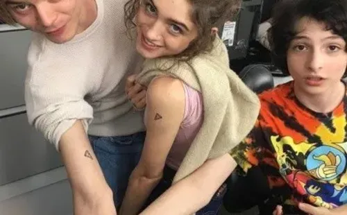 Finn Wolfhard, Natalia Dyer y Charlie Heaton