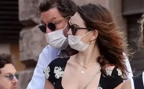 Dominic West y Lily James