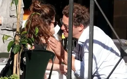 Dominic West y Lily James