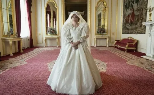 emma corrin en the crown
