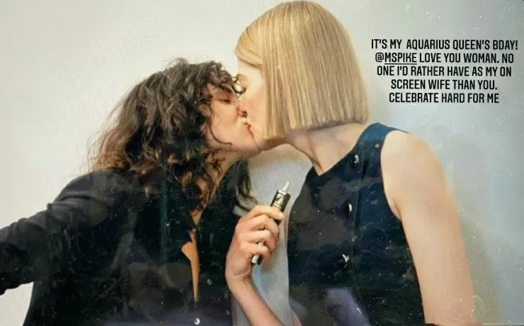 Beso entre Eiza González y Rosamund Pike