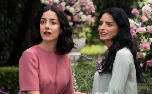 Cecilia Suárez y Aislinn Derbez en La casa de las flores (Foto: IMDb/Netflix)