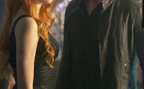 Katherine McNamara y Dominic Sherwood en Shadowhunters. Foto: (IMDB)