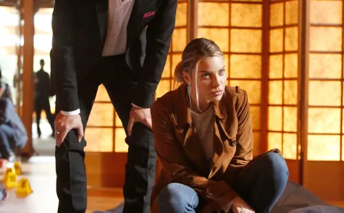 Tom Ellis y Lauren German en sus papeles de Lucifer y Decker. Foto: (IMDB)