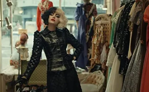 Emma Stone caracterizada como Cruella. Foto: (IMDB)