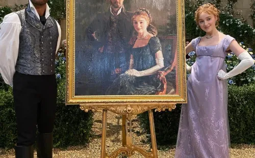 Regé - Jean Page y Phoebe Dynevor en sus papeles de Daphne y Simon. Foto: (Netflix)
