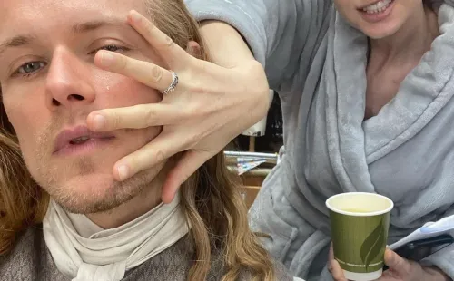 Así se preparan Sam Heughan y Catriona Balfe en el set de grabación.