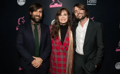 Talia Shire Coppola junto a sus hijos Jason y Robert Schwartzman (Foto: Getty Images)