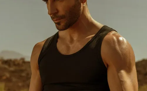 Miguel Ángel Silvestre es Moisés en Sky Rojo. Foto: (Netflix).