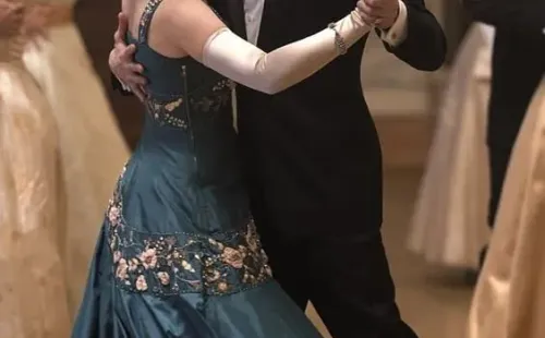 Isabel y Felipe caracterizados en The Crown. Foto: (IMDB)