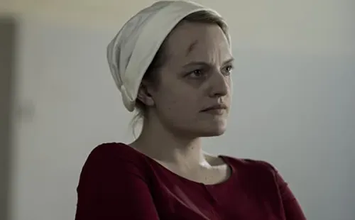 Elisabeth Moss caracterizada como June. Foto: (IMDB)