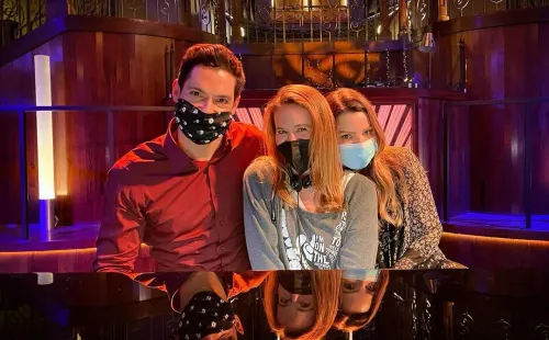 La foto de Tom Ellis y Lauren German ensayando en el Lux.