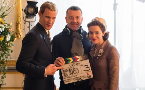 Matt Smith, Claire Foy y Peter Morgan durante el rodaje de The Crown. Foto: (IMDB)