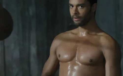Regé - Jean Page interpretando a Simón. Foto: (Netflix)