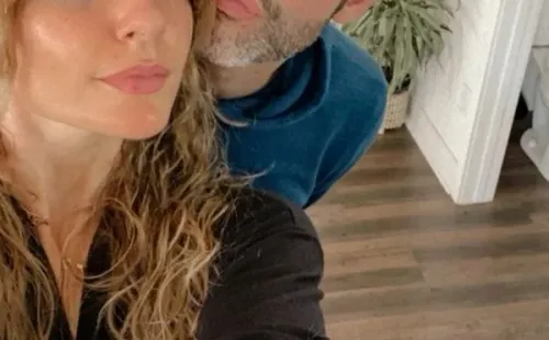 Tom Ellis compartió esta imagen junto a su esposa en Instagram.
