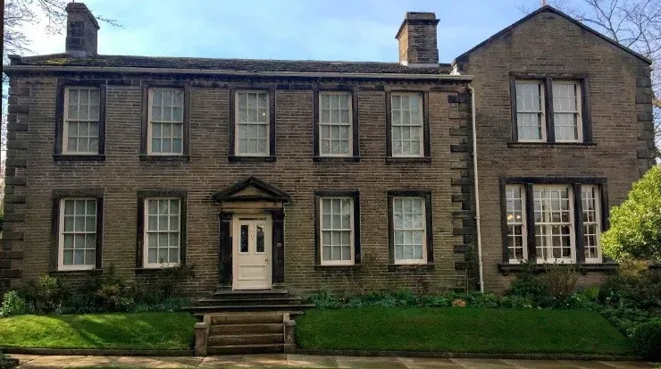 La antigua casa de las hermanas Brontë hoy funciona como un museo, ubicado en Haworth, al norte de Mánchester (Foto: Rocío Sirimarco)
