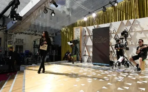 La red carpet de los Premios Óscar en plenos preparativos el año pasado. Foto: (Getty)