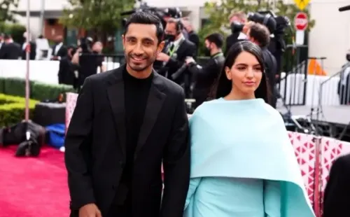 Riz Ahmed y su esposa en la alfombra roja.