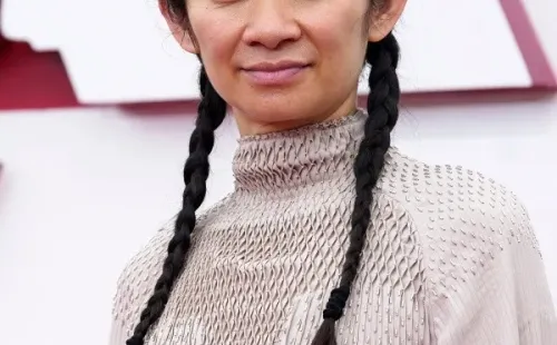 Chloé Zhao en la alfombra roja. Foto: (Getty)