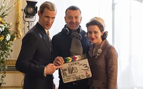 Peter Morgan junto a Matt Smith y Claire Foy en la primera temporada. Foto: (IMDB)