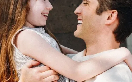 Diego Boneta y la actriz joven de Michelle Salas. Foto: (Netflix)