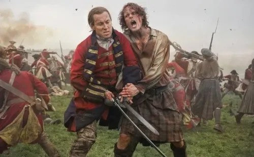 Sam Heughan y Tobías Menzies en el campo de batalla de Culloden. Foto: (IMDB)