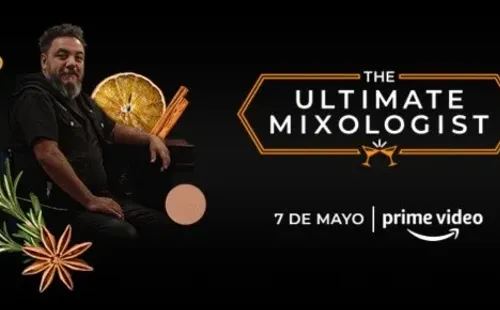 Paco Ayala, listo para disfrutar la mixología en The Ultimate Mixologist (cortesía Amazon Prime)